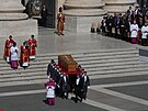 Rakev s pape�em Franti�kem na Svatopetrském nám�stí na jeho poh�bu ve Vatikánu....