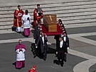 Rakev s pape�em Franti�kem na Svatopetrském nám�stí na jeho poh�bu ve Vatikánu....