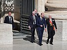 Britský princ William (vlevo) p�ichází na poh�eb pape�e Franti�ka na...