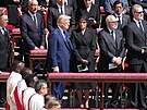 Americký prezident Donald Trump a první dáma Melania Trumpová na poh�ební m�i...