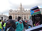 V��ící p�ed bazilikou svatého Petra �ekají, aby vzdali hold pape�i Franti�kovi....