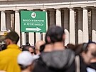 V��ící p�ed bazilikou svatého Petra �ekají, aby vzdali hold pape�i Franti�kovi....