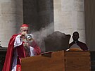 D�kan kardinálského kolegia Giovanni Battista Re �ehná rakvi b�hem poh�bu...