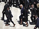 Prezident Donald Trump (uprost�ed vlevo) a první dáma Melania Trumpová b�hem...