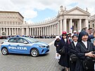 V��ící ve front� p�ed bazilikou svatého Petra �ekají, aby vzdali hold pape�i...