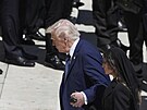 Prezident Donald Trump (uprost�ed vlevo) a první dáma Melania Trumpová b�hem...