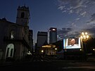 Obraz zesnulého pape�e Franti�ka je promítán na obrazovce p�ed katedrálou v...
