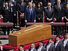 Donald Trump p�ihlí�í, jak je rakev pape�e Franti�ka odná�ena na konci jeho...