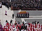 Rakev pape�e Franti�ka je odná�ena na konci jeho poh�bu na Svatopetrském...