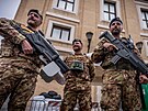 P�ísná bezpe�nostní opat�ení. Vojáci stojí se zbraní proti dron�m a konven�ní...