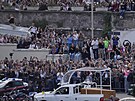 Rakev s pape�em Franti�kem opou�tí Svatopetrské nám�stí a mí�í do baziliky...