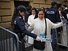 P�ísná bezpe�nostní opat�ení. Jepti�ka je kontrolována policistkou, kdy� je na...