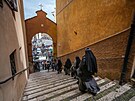 Jepti�ky opou�t�jí kostel, zatímco v��ící stojí ve front�, aby se poklonili...
