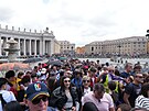 Nekone�ná �ada lidí �eká p�ed bazilikou svatého Petra, aby vzdali hold pape�i...