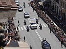 Rakev s pape�em Franti�kem opou�tí Svatopetrské nám�stí a mí�í do baziliky...