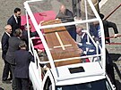 Rakev s pape�em Franti�kem opou�tí Svatopetrské nám�stí a mí�í do baziliky...