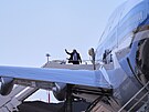 Prezident Donald Trump a první dáma Melania Trumpová mávají p�ed nástupem do...