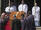 Rakev s pape�em Franti�kem p�ená�ejí do baziliky Panny Marie Sn�né v �ím�....