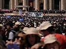 Lidé ukazují transparent b�hem poh�bu pape�e Franti�ka na Svatopetrském nám�stí...