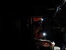 Kucha� pracuje v bistru �La Cocinona� v temné kuchyni za pomoci svítilen z...