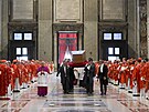 Rakev s t�lem zesnulého pape�e Franti�ka je p�ená�ena do baziliky svatého Petra...