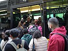 Lidé se sna�í nastoupit do p�epln�ného autobusu poté, co metro p�estalo jezdit...