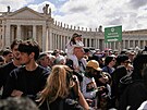 Lidé se tísní, zatímco �ekají na vstup do baziliky svatého Petra, aby si...