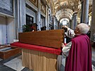 Vedoucí pape�ské domácnosti Leonardo Sapienza p�ikládá pe�e� na rakev s t�lem...