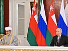 Ruský prezident Vladimir Putin a ománský sultán Hajsám bin Tárik v Kremlu (22....