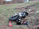 Motork skonil po nehod se kodou Octavia mimo silnici. Havrii na cest...
