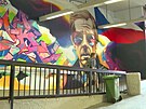 Podchod stanice metra C Bud�jovick� v Praze zdob� nov� n�st�nn� malba.