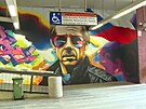 Podchod stanice metra C Bud�jovick� v Praze zdob� nov� n�st�nn� malba.
