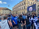 Stovky fanouk se u pl hodiny ped rozhodujcm zpasem finle hokejov...
