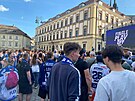 Stovky fanouk se u pl hodiny ped rozhodujcm zpasem finle hokejov...