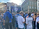 Stovky fanouk se u pl hodiny ped rozhodujcm zpasem finle hokejov...