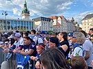 Stovky fanouk se u pl hodiny ped rozhodujcm zpasem finle hokejov...