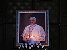 Lidé pokládají sví�ky po smrti pape�e Franti�ka p�ed katedrálou Matky Terezy v...