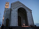 Lidé pokládají sví�ky po smrti pape�e Franti�ka p�ed katedrálou Matky Terezy v...