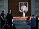 Lidé pokládají sví�ky po smrti pape�e Franti�ka p�ed katedrálou Matky Terezy v...