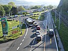 st nad Labem prov prvn rann piku po uzaven Beneova mostu. Kolona v...