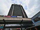 Mrakodrap SaS group Tower v centru Mostu. Podle oficilnch zdroj je vysok 96...