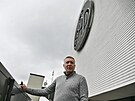 Majitel mosteckho mrakodrapu SaS group Tower Josef Smolk pod logem na sten...