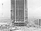 Mosteck mrakodrap bhem vstavby, kter probhala v letech 1970 a 1984.