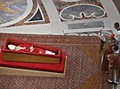 Kardinál Kevin Joseph Farrell vykonává ob�ad pokropení t�la pape�e Franti�ka v...