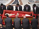 T�lo pape�e Franti�ka bylo p�eneseno do baziliky svatého Petra ve Vatikánu....