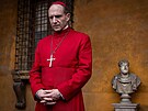 Film Konkláve z roku 2024 s Ralphem Fiennesem v roli kardinála Thomase Lawrence.