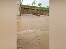 Extrmn srky pinesly bahno, zaplavily sklepy i silnice