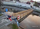 Vandal urval dv� zna�ky u provizorn�ho mostu a hodil je do vody