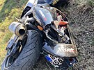 Motork skonil po nehod se kodou Octavia mimo silnici. Havrii na cest...