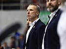 Pardubick trenr Milo Hoava sleduje dn na led bhem estho finle proti...